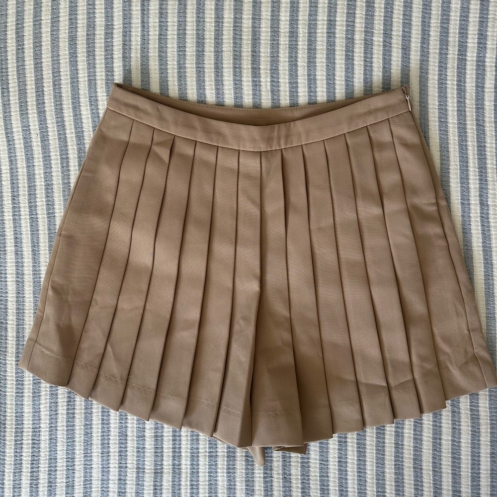 Idem Ditto Pleated Beige Shorts
